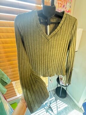 Ribbed V-Neck Long Bell Sleeve Lightweight Sweater - Olive Green NWOT